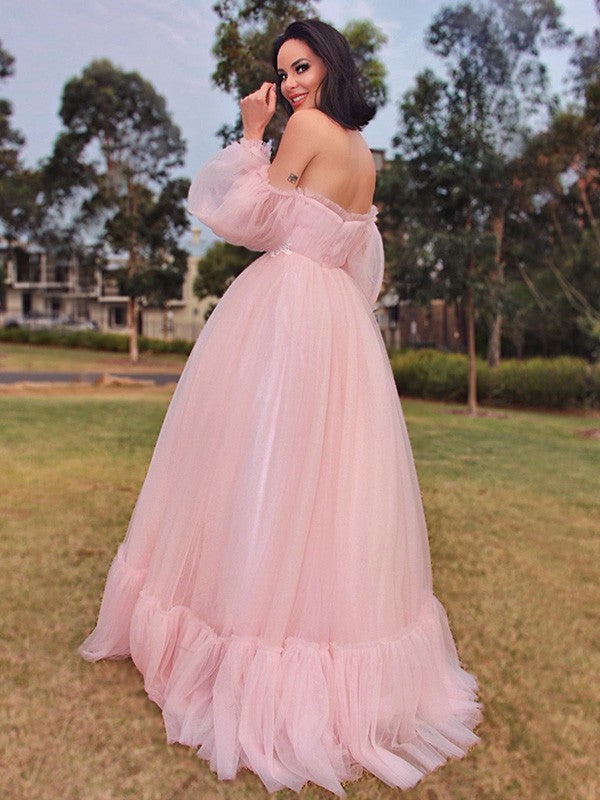 Vestidos de tul con mangas largas, hasta el suelo y hombros descubiertos
